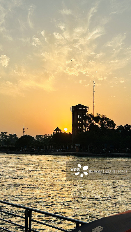 恒河岸边的建筑物后方的日落，哈里德瓦尔，乌塔拉坎德，印度图片素材