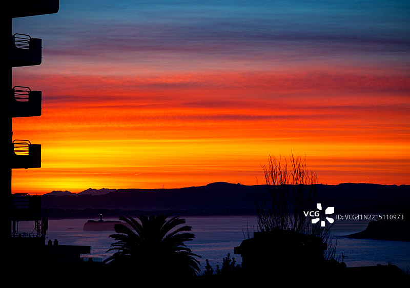 城市与海洋上的日出图片素材