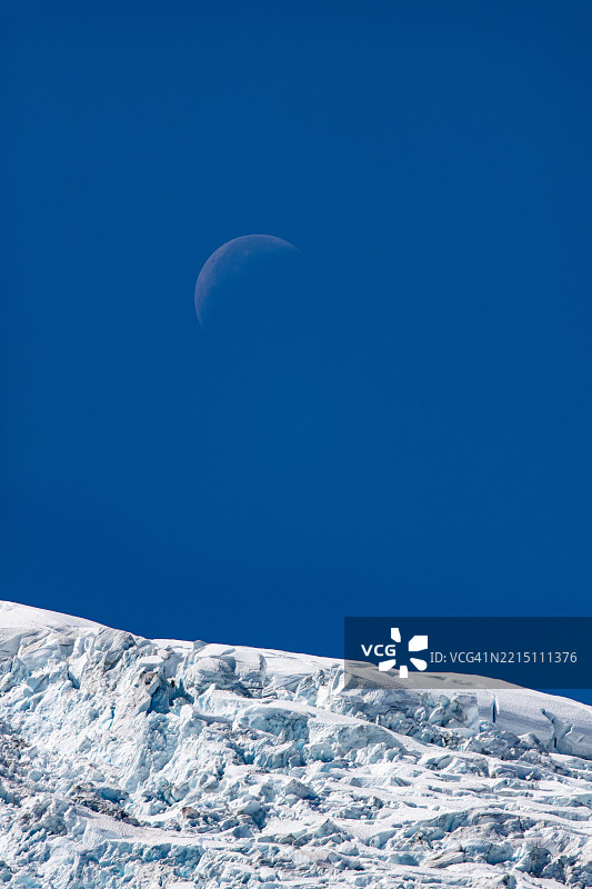 阿拉斯加，美国，蓝天映衬下的雪山美景图片素材