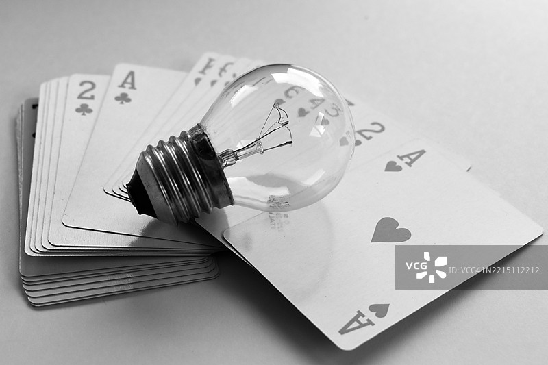 灯泡特写，旁边有纸币，背景为灰色图片素材