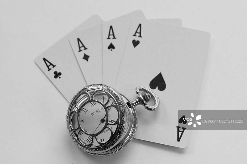 白色背景下的手表和卡片，葡萄牙图片素材