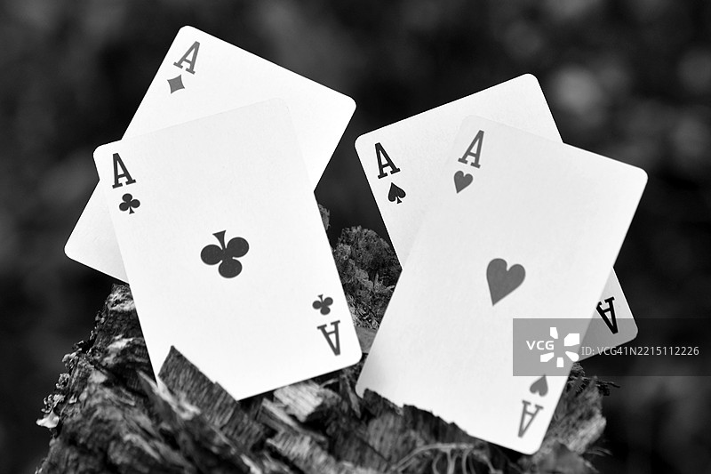 桌子上的扑克牌特写图片素材
