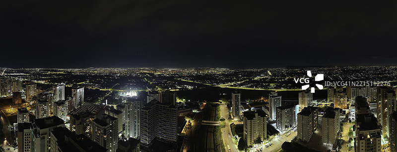夜晚高角度俯瞰灯光璀璨的城市建筑图片素材