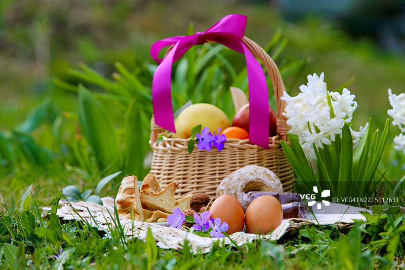 田野上篮子里的复活节彩蛋特写图片素材