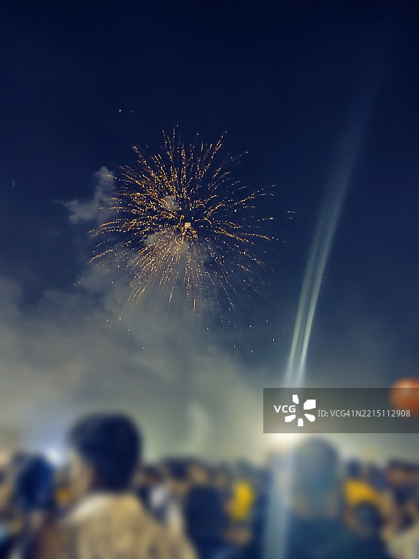 夜间从低角度观看的烟花表演，布巴内斯瓦尔，奥里萨邦，印度图片素材