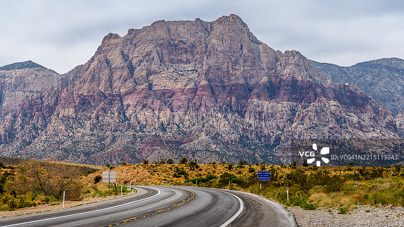 拉斯维加斯，内华达州，美国，天空下的山脉美景图片素材