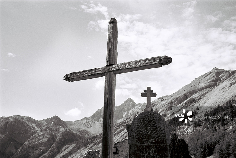 低角度视图的十字架与天空相映图片素材