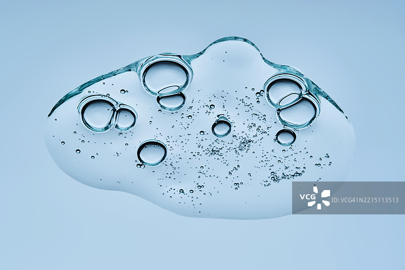 一滴带气泡的凝胶精华液 从下方的视角图片素材