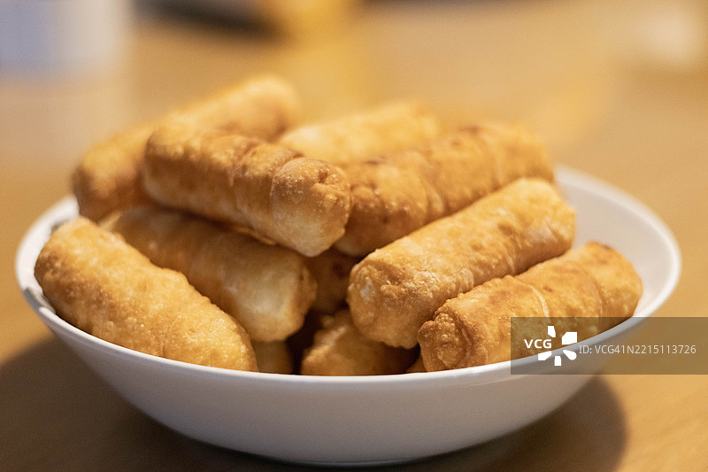炸奶酪条，填充白奶酪的特克诺斯卷图片素材