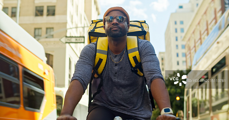 洛杉矶，加州的送餐员骑自行车在公交车旁边图片素材