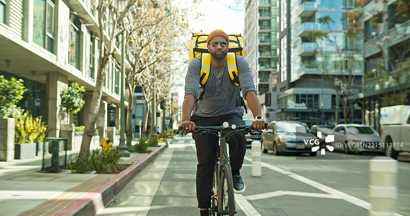 洛杉矶市中心的外卖员在自行车道上骑行图片素材