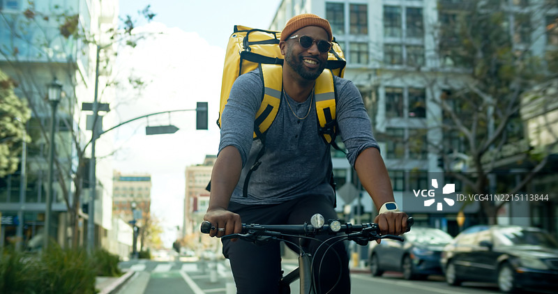 食品配送员骑自行车前往洛杉矶的下一单配送图片素材