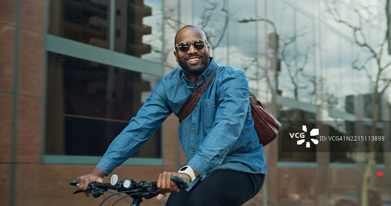 洛杉矶骑自行车通勤者对着镜头微笑图片素材