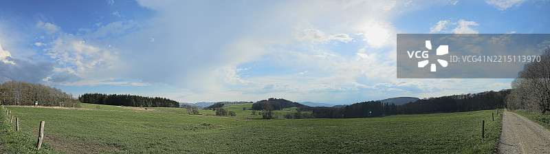春季徒步旅行穿越美丽的罗恩山脉图片素材