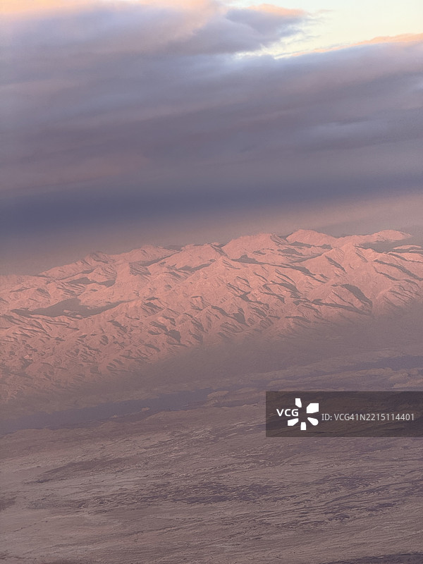 从高空俯瞰亚利桑那州弗拉格斯塔夫的落基山脉日落图片素材