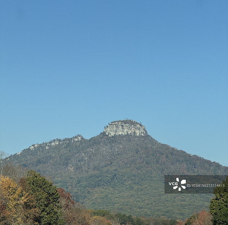 北卡罗来纳州的山脉与晴朗蓝天的美丽景色， 美国图片素材