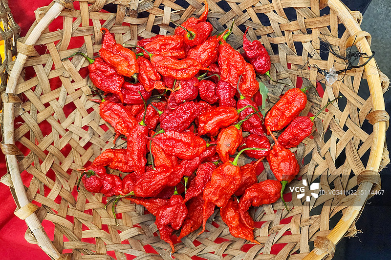 菲律宾达沃地区达沃市的红辣椒特写在篮子里图片素材