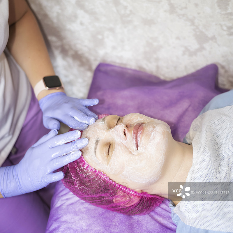 美容师正在为客户进行面部护理。图片素材