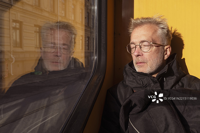 老年人在火车上旅行时小憩图片素材