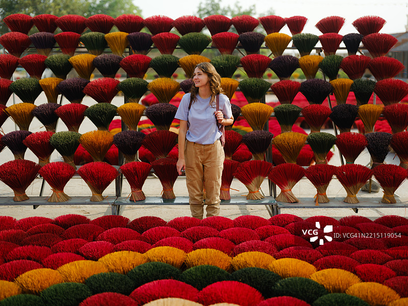 女性在越南参观香火村图片素材