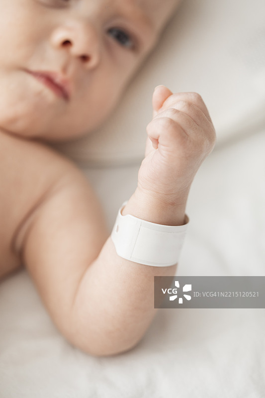 新生儿的拳头上带着腕带图片素材