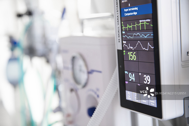 医院病房内的心率监测仪显示屏图片素材