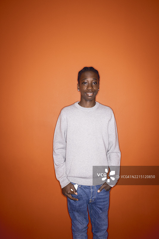 男孩手持挪威国旗与父亲一起在游行中行走的肖像图片素材