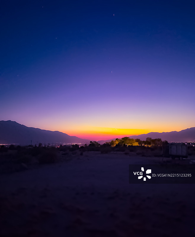 黄昏山景，山影与多彩的日落光辉，沙漠温泉，加利福尼亚州，美国图片素材