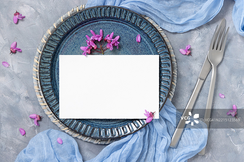 婚礼桌位，旁边有卡片，布料和野生紫色花朵的俯视图，春季样板图片素材