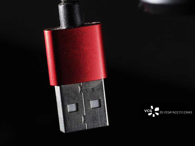红色USB插头特写图片素材