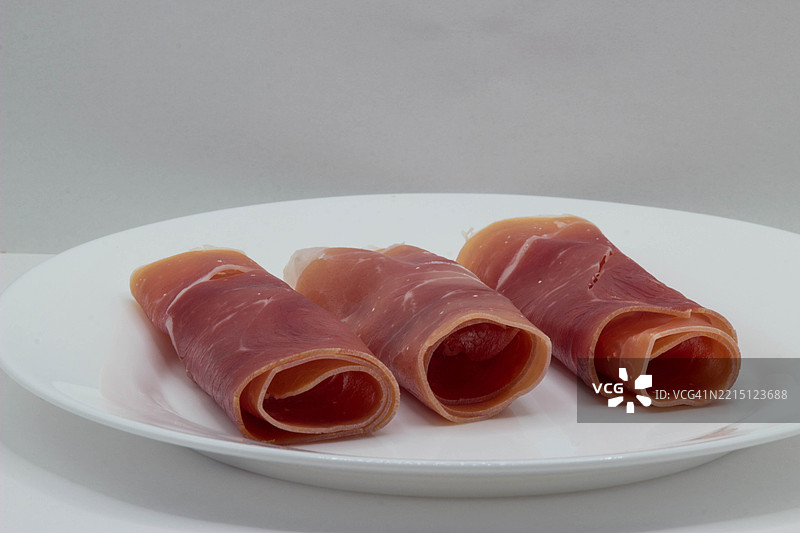 高角度视图的盘子里的肉在桌子上图片素材