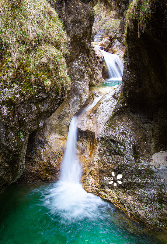 瀑布的美丽景色图片素材