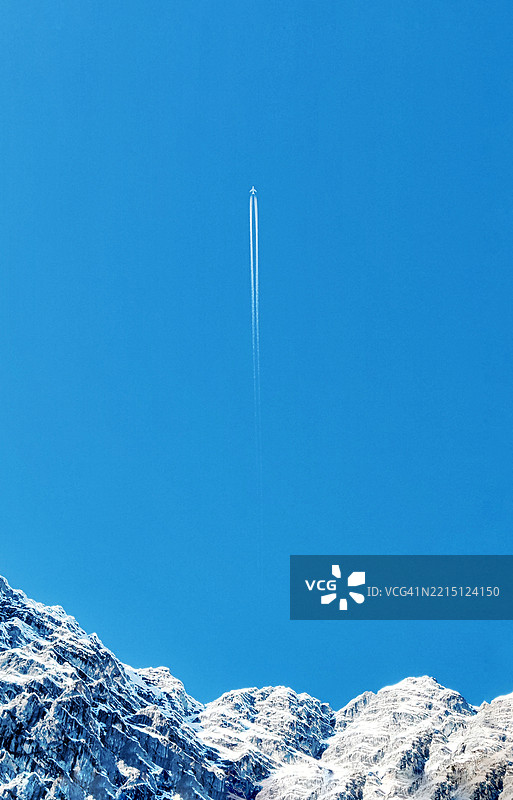 低角度视图下的蒸汽轨迹与晴朗的蓝天图片素材