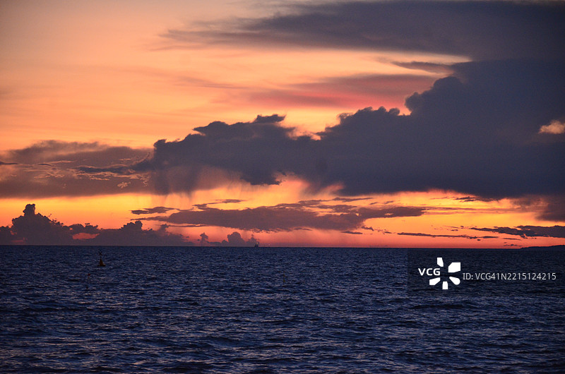 泰国的黄金时刻，夕阳点燃天空图片素材