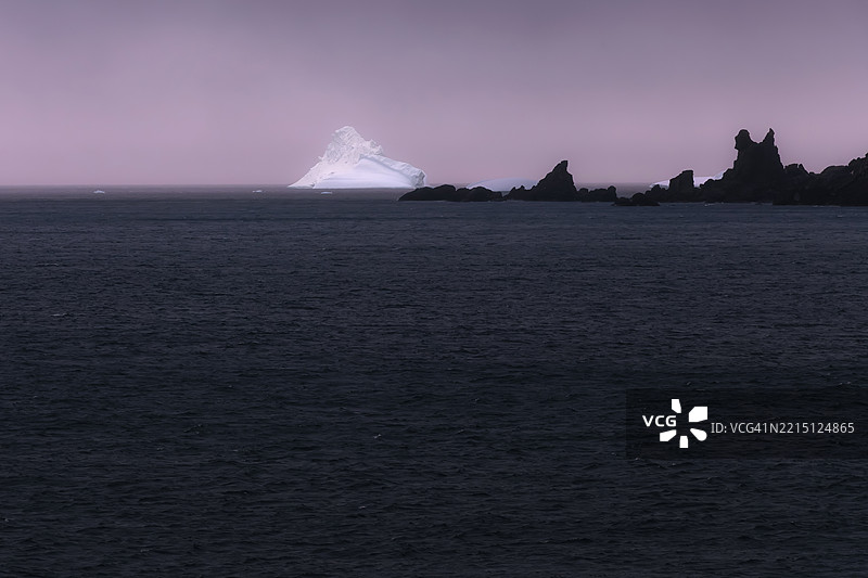 南极洲清澈天空下的海洋美景图片素材