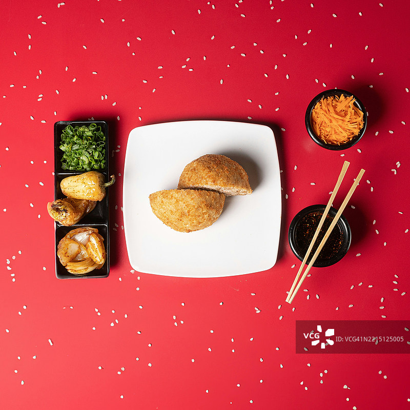 脆皮炸饭团配装饰和酱油图片素材