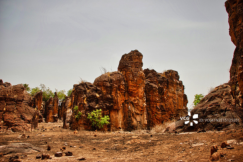 低角度视图的岩石形成与天空相对照图片素材