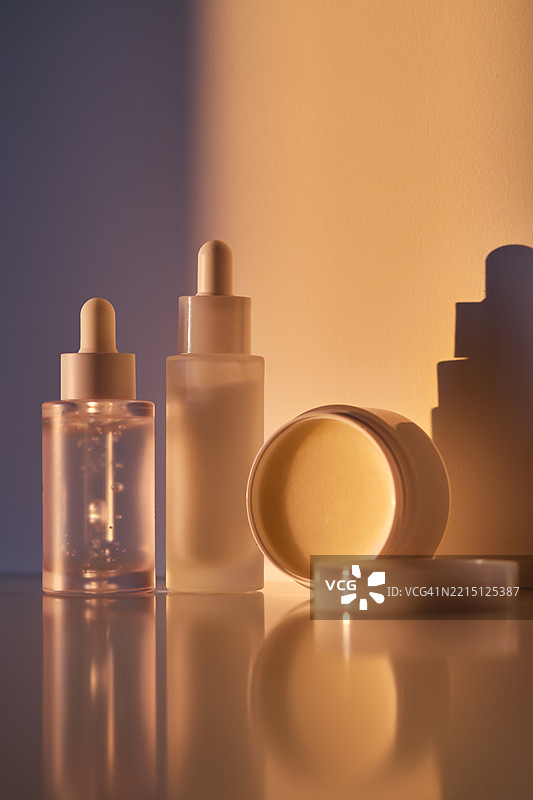 夕阳下的护肤化妆品图片素材