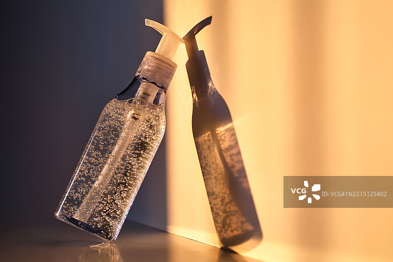 一管化妆凝胶或沐浴露在落日的余晖中图片素材