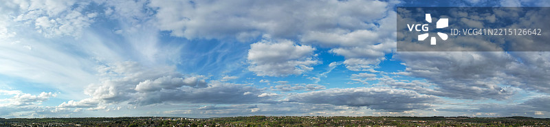英格兰大不列颠城市上空独特戏剧性云彩和天空的全景视图图片素材