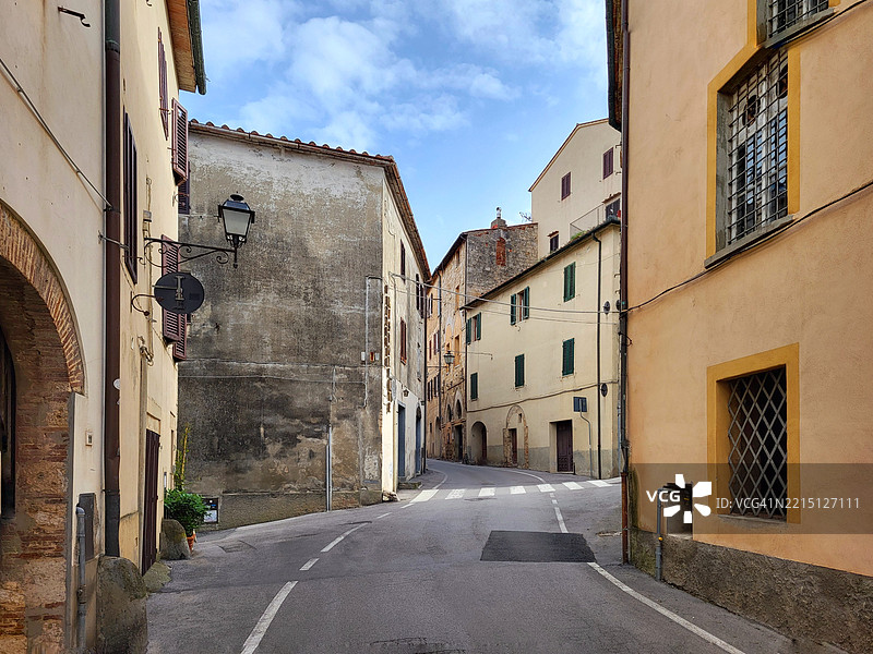 城镇中建筑间的空旷道路图片素材