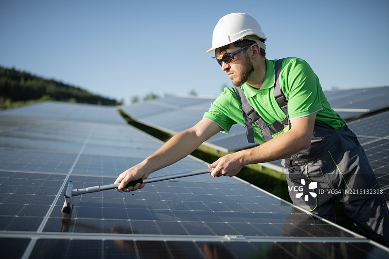 清洁的光伏面板更高效。图片素材