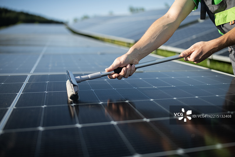 清洁太阳能电池板更有效图片素材