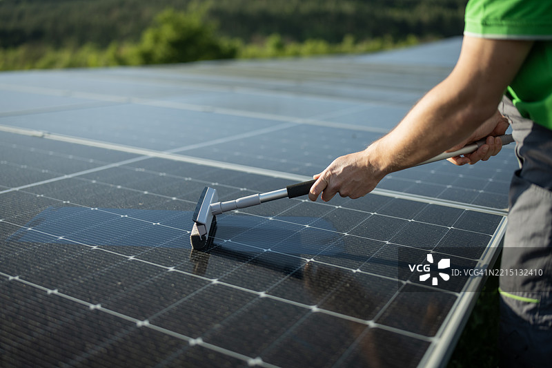 清洁太阳能电池板。图片素材