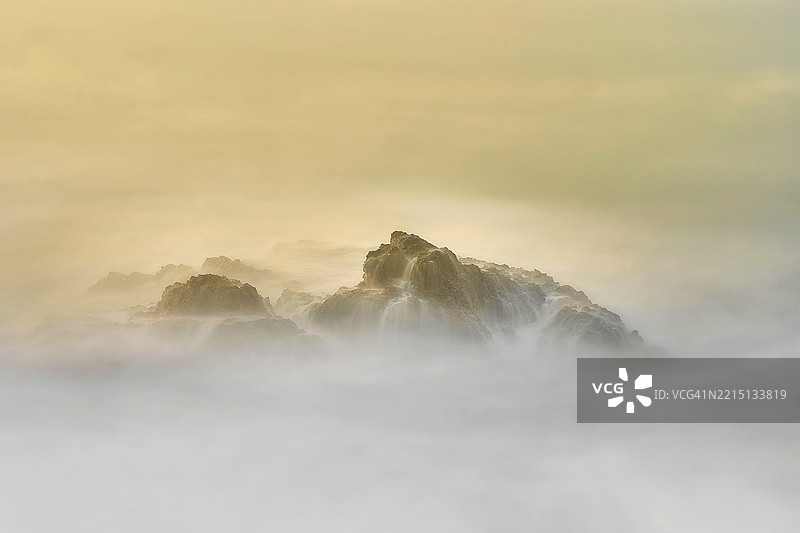 日出时海中的珊瑚礁图片素材