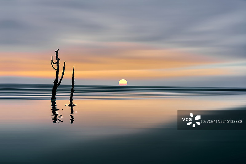 海面与橙色天空的美丽景色图片素材