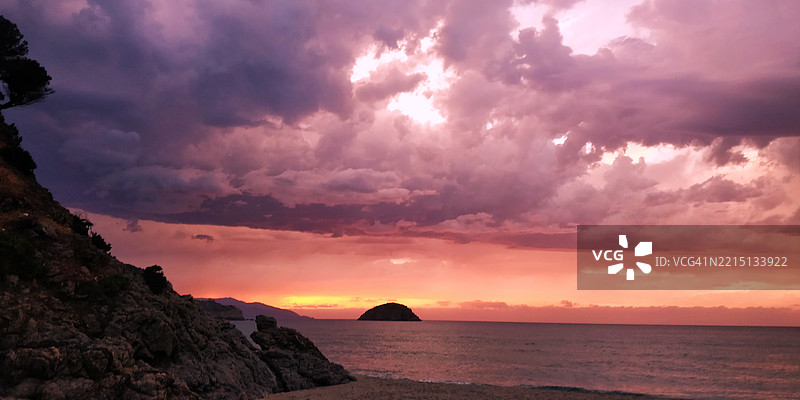 日落时分海面与天空的美丽景色图片素材