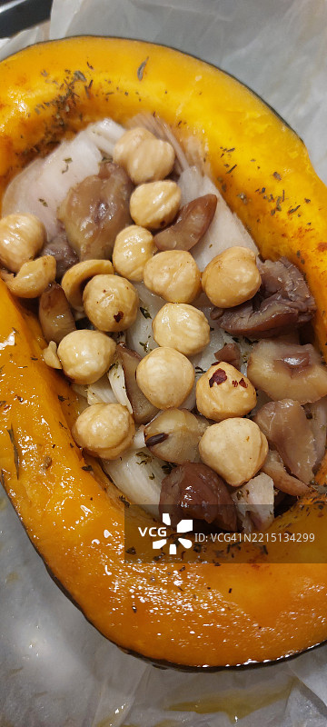 高角度视图的盘中食物图片素材