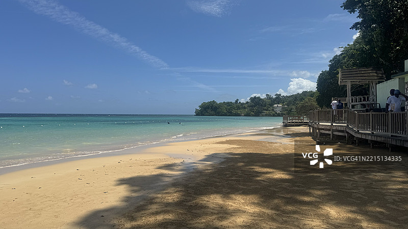 海滩与天空的美丽景色，圣安娜，米德尔塞克斯县，牙买加图片素材