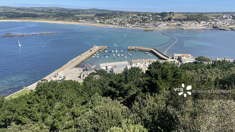 从高处俯瞰海洋和城市景观，马拉齐昂，英国图片素材